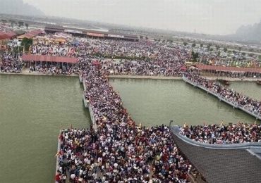 Lễ hội và những góc khuất xấu xí