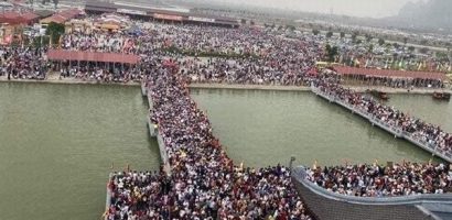Lễ hội và những góc khuất xấu xí