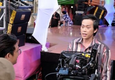 Danh hài Hoài Linh xuất hiện trên phim trường gameshow?