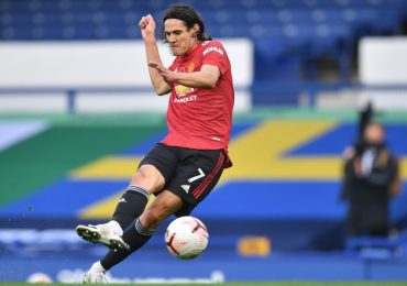 Cavani bị loại ở trận gặp AC Milan vào phút chót