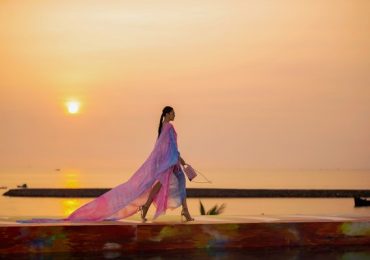 Thanh Hằng sải bước dưới ánh hoàng hôn tại ‘Fashion Voyage’