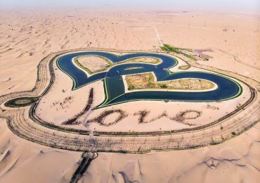 Hồ hình trái tim trên sa mạc ở Dubai