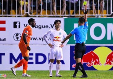Cú ngã của Công Phượng cho thấy độ quái từ HAGL