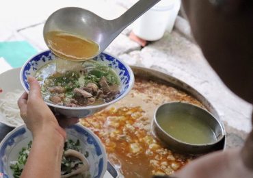 Quán bún bò mỡ nổi có một không hai tại TP.HCM