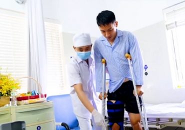 Hai ngày sau mổ, Hùng Dũng nhăn mặt tập đi và có thể xuất viện vào tuần tới