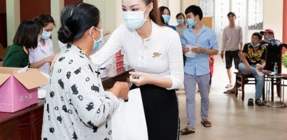 Tiểu Vy, Đỗ Hà, Kiều Loan tổ chức khám bệnh tổng quát cho công nhân khu công nghiệp tại Long An