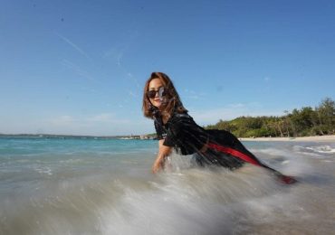 Hoa hậu H’Hen Niê bung xoã tạo dáng với thời trang bình dân