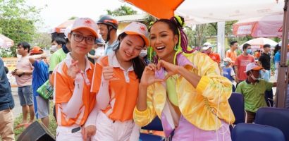 Hoa hậu H’Hen Niê tết tóc hai búi, diện đồ thể thao cổ vũ các tay đua xe đạp