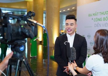 Lê Dương Bảo Lâm lịch lãm trong ngày nhận chức CEO