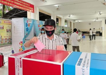 Đan Trường hào hứng trong lần đầu đi bầu cử