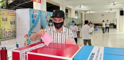 Đan Trường hào hứng trong lần đầu đi bầu cử