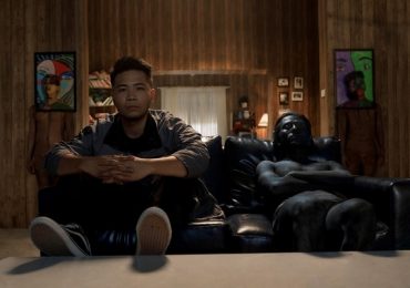 Phúc Du khép lại album ‘Trạm cảm xúc’ bằng MV trầm buồn, sofa vạn năng ‘bay khắp thế giới’ chiếm spotlight