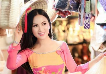 Ca sĩ Hà Phương tiếp tục tặng hàng trăm tấn nhu yếu phẩm