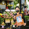 Ngọc Sơn đội khăn tang, lần đầu ‘gặp lại’ mẹ quá cố sau nhiều tháng dịch bệnh