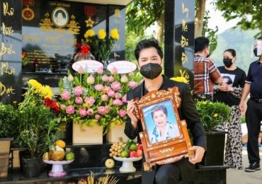 Ngọc Sơn đội khăn tang, lần đầu ‘gặp lại’ mẹ quá cố sau nhiều tháng dịch bệnh