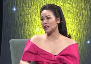 Nhật Kim Anh và mẹ ruột bật khóc trên sóng truyền hình khi nhắc lại ký ức xưa