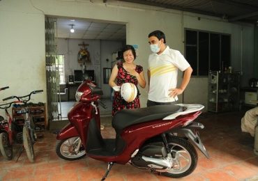 Quyền Linh đi dép tổ ong, tặng xe máy cho nữ hộ sinh tham gia chống dịch