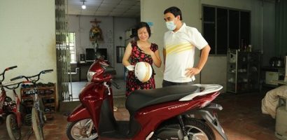 Quyền Linh đi dép tổ ong, tặng xe máy cho nữ hộ sinh tham gia chống dịch