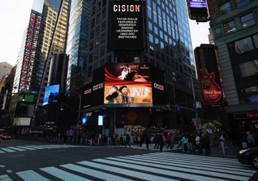 ‘Tiktok Rollie’ của Urban Fu$e xuất hiện tại quảng trường Times Square (Mỹ)
