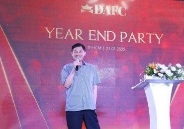 Tỷ phú Johnathan Hạnh Nguyễn và con gái Tiên Nguyễn thưởng nóng cho nhân viên