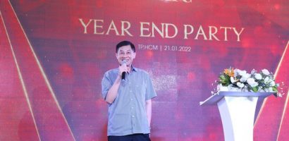 Tỷ phú Johnathan Hạnh Nguyễn và con gái Tiên Nguyễn thưởng nóng cho nhân viên