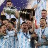 Messi khoe danh hiệu, Neymar chống nạng dự tiệc mừng năm mới