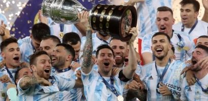 Messi khoe danh hiệu, Neymar chống nạng dự tiệc mừng năm mới