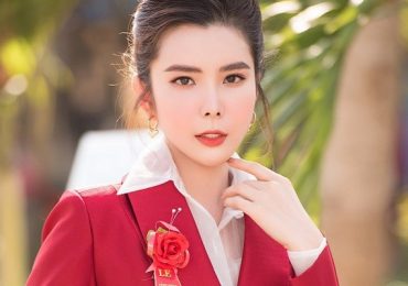 Hoa hậu Huỳnh Vy rớt nước mắt khi nhận bằng khen