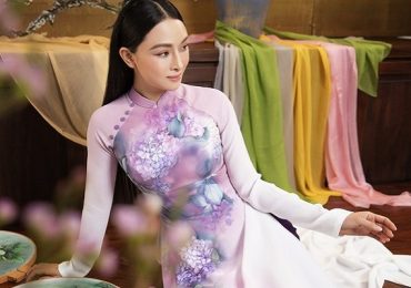 Loạt áo dài vẽ tay độc đáo của NTK Trung Đinh