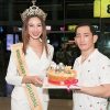 Bố ruột Hoa hậu Thùy Tiên mang bánh bông lan ra đón con gái ngày trở về