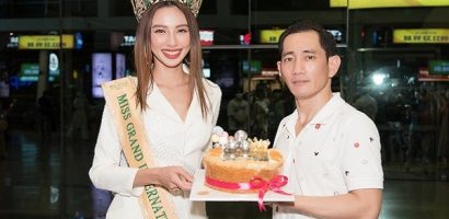 Bố ruột Hoa hậu Thùy Tiên mang bánh bông lan ra đón con gái ngày trở về