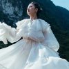 Văn Mai Hương khoe vẻ gợi cảm giữa cảnh sắc thơ mộng Ninh Bình