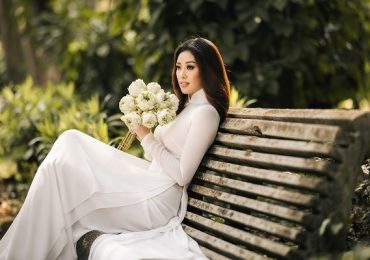Hoa hậu Khánh Vân thướt tha bên tà áo dài trắng