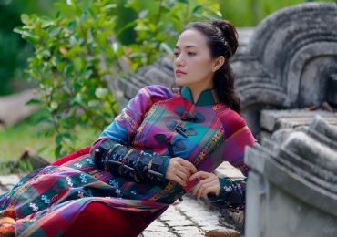 Tinna Tình cuốn hút trong tà áo dài cách điệu