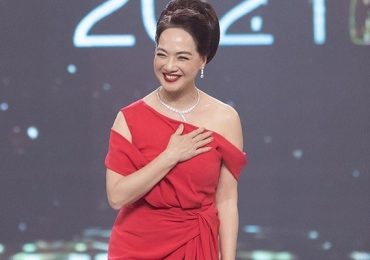 NSND Lê Khanh khoe nhan sắc trẻ trung bên Hoa hậu Phương Khánh, Hương Giang