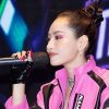Chi Pu bình tĩnh đọc đi đọc lại những ý kiến phản đối mình ngồi ‘ghế nóng’