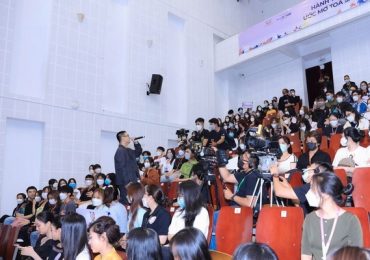 Sinh viên Huflit hào hứng trong ngày tuyển sinh Hoa hậu các Dân tộc Việt Nam 2022