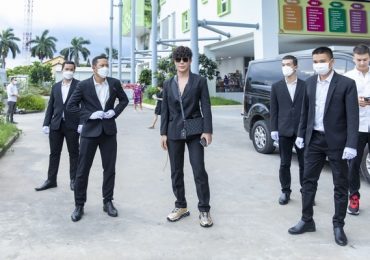 Nathan Lee thuê 4 vệ sĩ hộ tống dự show thời trang