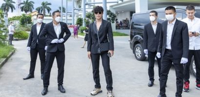 Nathan Lee thuê 4 vệ sĩ hộ tống dự show thời trang