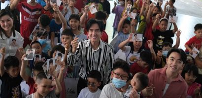 Đan Trường và doanh nhân Thủy Tiên cùng con trai đi làm từ thiện