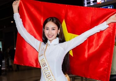 Đoàn Hồng Trang thướt tha trong tà áo dài trắng, lên đường dự thi Miss Global 2022