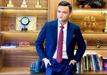 Chủ nhân của cuốn sách ‘Bán hàng cảm xúc’ gây sốt mạng xã hội là ai?