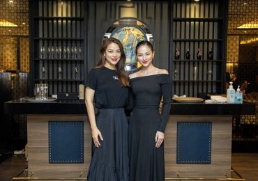 Trương Ngọc Ánh thân thiết cùng Hoa hậu Phương Khánh