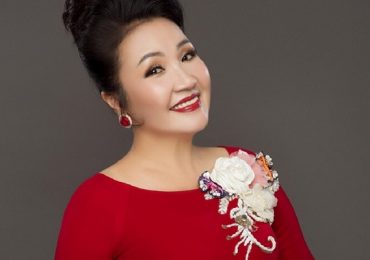 Ngân Quỳnh diện áo dài, khoe nhan sắc trẻ trung ở tuổi 55