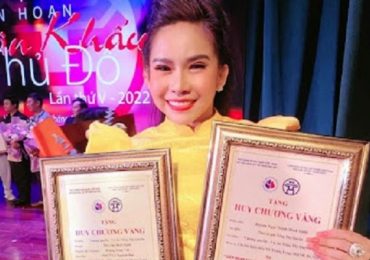 Bình Tinh bật khóc khi nhận Huy chương vàng ‘Liên hoan sân khấu Thủ Đô 2022’