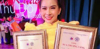 Bình Tinh bật khóc khi nhận Huy chương vàng ‘Liên hoan sân khấu Thủ Đô 2022’