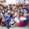 Hoa hậu Ban Mai tặng cô chủ nhiệm áo dài Thuận Việt nhân ngày 20-11