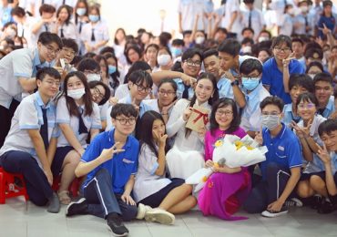 Hoa hậu Ban Mai tặng cô chủ nhiệm áo dài Thuận Việt nhân ngày 20-11