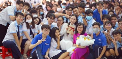 Hoa hậu Ban Mai tặng cô chủ nhiệm áo dài Thuận Việt nhân ngày 20-11