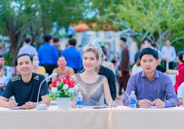 Hoàng Y Nhung xúc động khi gặp lại thầy cô và bạn bè cũ trong ngày 20/11
